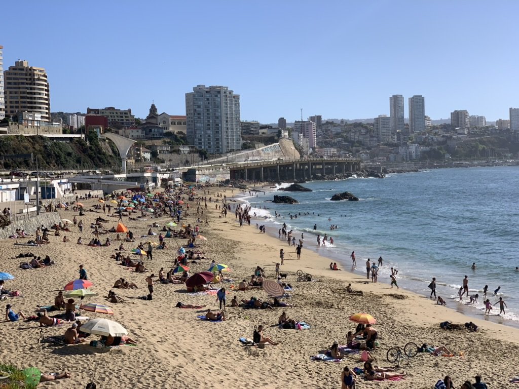 Anfitrión frente a su local en la Región de Valparaíso